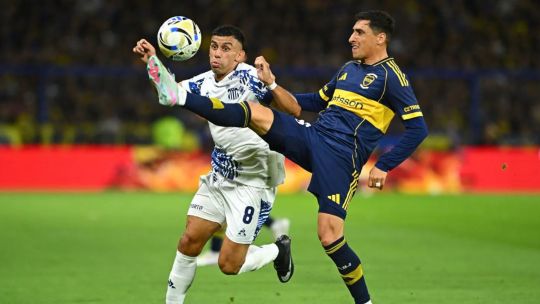 Jugadores de Boca Juniors y Talleres durante el partido en el estadio Mario Alberto Kempes de Córdoba.