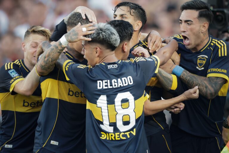 Jugadores de Boca Juniors y River Plate durante el partido del Superclásico en el estadio Monumental.