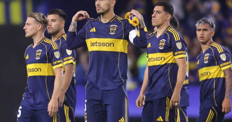 Escudo de Boca Juniors y lista de convocados para el Superclásico