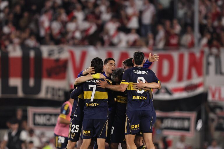 Jugadores de Boca Juniors y River Plate durante el desarrollo del superclásico en el Estadio Monumental.
