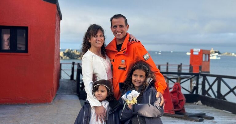 Familia posa frente a la Capilla Antártica San Francisco de Asís en la Base Esperanza, Antártida Argentina.