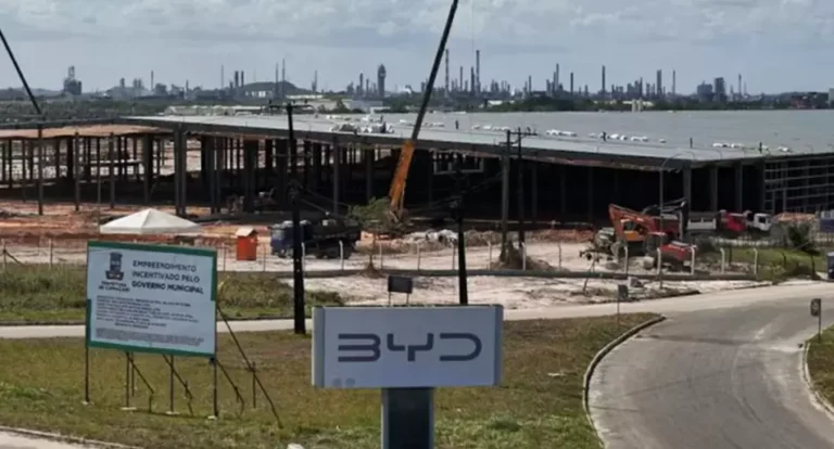 Logotipo de BYD junto a una bandera de Brasil, representando la noticia sobre su inclusión en la lista del Ministerio de Trabajo.