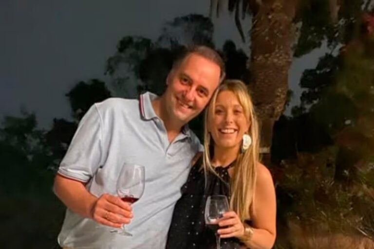 Fotografía de Guillermo Adorni junto a su esposa en un evento público