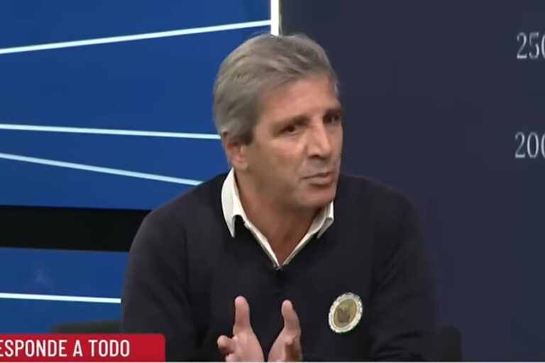 Luis Caputo en conferencia de prensa, defendiendo los créditos hipotecarios a funcionarios