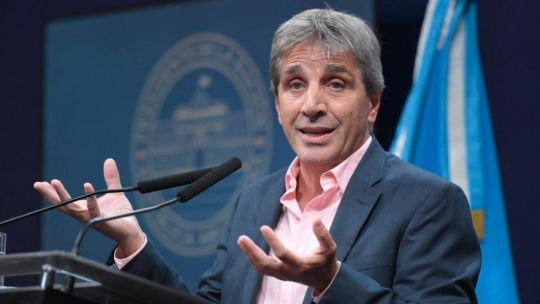 Luis Caputo, ministro de Economía, en una conferencia de prensa.