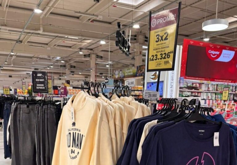 Góndola de indumentaria de marcas GAP, Old Navy y Banana Republic en un supermercado Carrefour de Argentina.