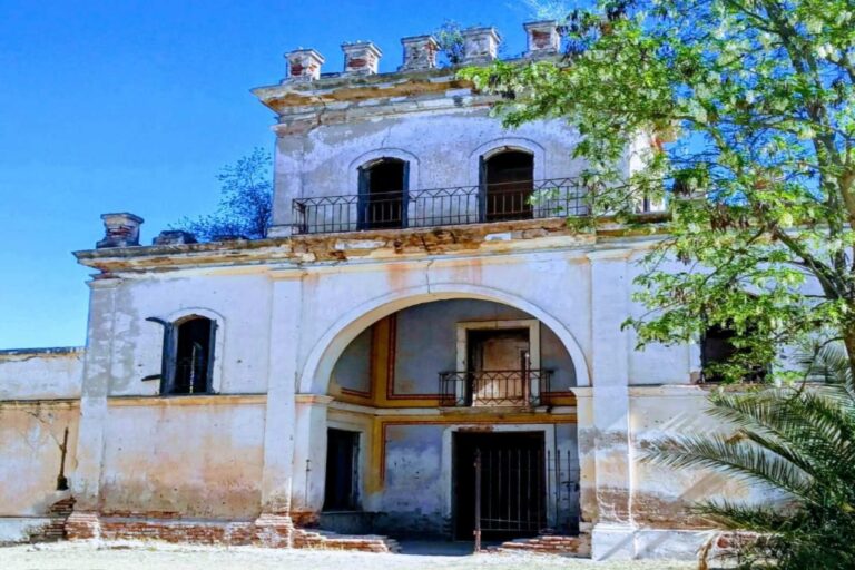 Fachada y torreón del histórico castillo de San Luis, ubicado cerca de las sierras del Rosario.