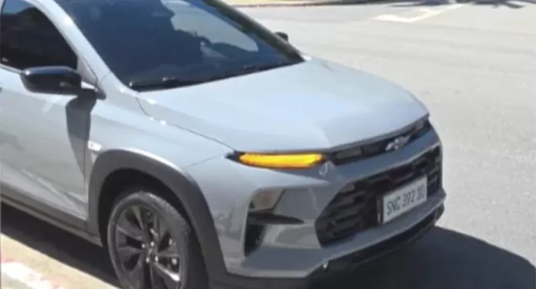 Fotografía del Nuevo Chevrolet Sonic, SUV compacto de color gris, mostrando su diseño frontal y lateral.