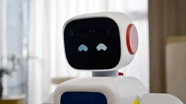 Robot humanoide de Unitree Robotics realizando tareas domésticas en una cocina.