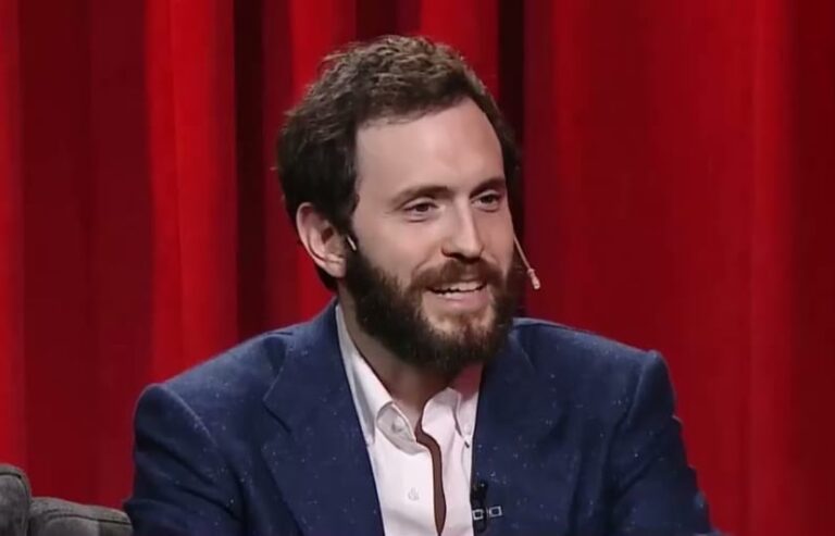 Dr. Sebastián La Rosa explicando sobre los pasos diarios y la salud