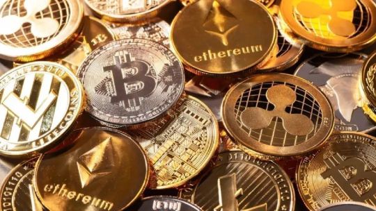Gráfico de criptomonedas y billetes con cálculo de impuesto sobre spread