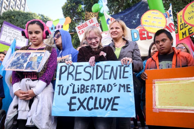 Manifestantes del colectivo de discapacidad marchando por las calles con carteles