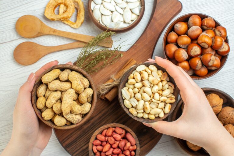 Ilustración de un médico y un plato con alimentos ricos en fibra como frutas, verduras y legumbres.