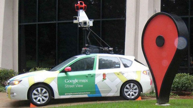 Vehículo de Google Street View con cámara esférica recorriendo una calle