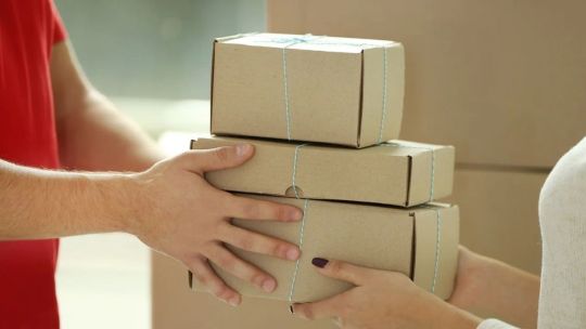Paquete de compra internacional con etiqueta de envío puerta a puerta