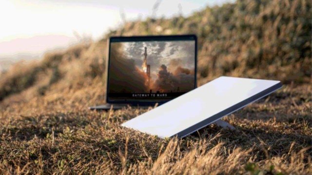 Dispositivo Starlink Mini colocado en un exterior con cielo despejado de fondo.