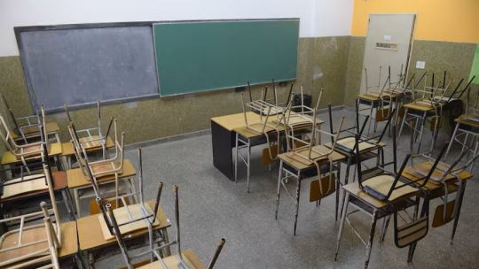 Aula vacía en una escuela de Córdoba, símbolo de los días sin clases.