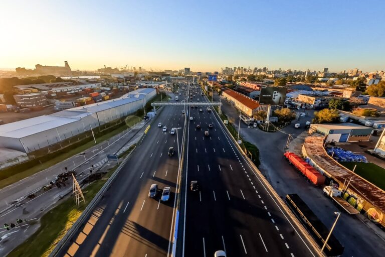 Señal de tránsito y desvío en la Autopista Illia, Ciudad de Buenos Aires