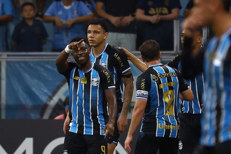 Jugadores de Deportivo Riestra y Gremio durante el partido de Copa Sudamericana en el Arena do Gremio.
