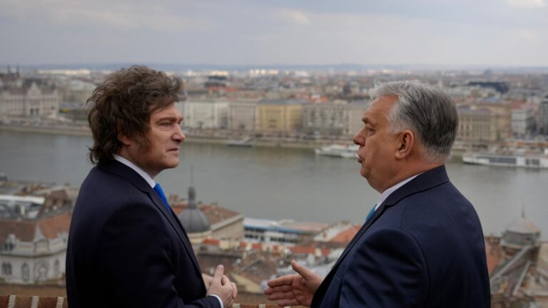 Javier Milei y Viktor Orbán durante un encuentro en Budapest, Hungría.