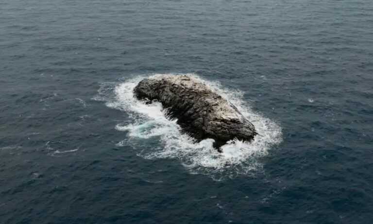 Vista aérea de la nueva isla descubierta en el mar de Weddell, Antártida, con el rompehielos Polarstern en las proximidades.
