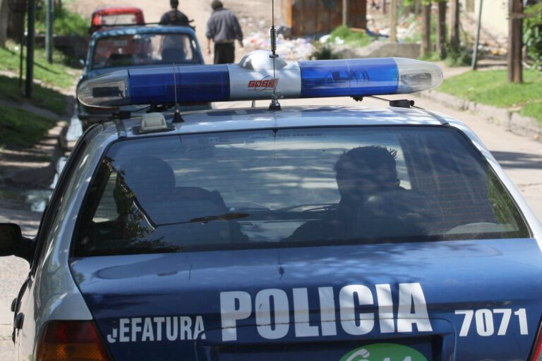 Ilustración de un allanamiento policial en una comisaría