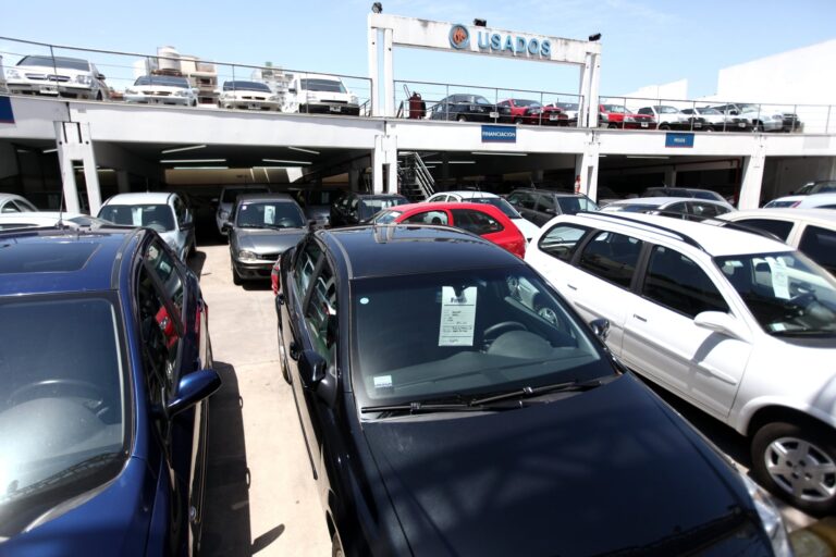 Fila de autos usados de diferentes marcas, incluyendo modelos japoneses, estacionados en un lote.