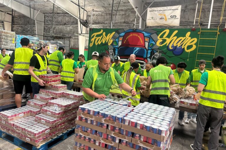 Personas recibiendo cajas de alimentos en un centro de distribución de Florida