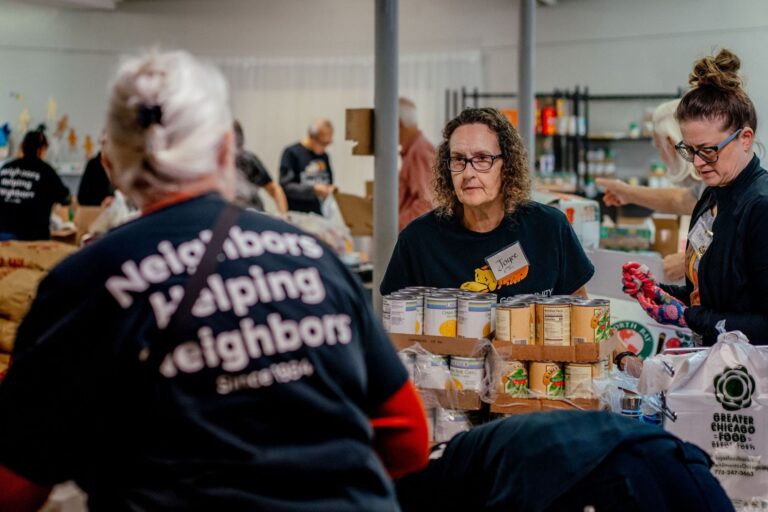 Personas recibiendo alimentos en una despensa comunitaria de Chicago