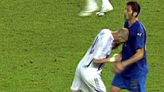 Zinedine Zidane caminando junto al trofeo de la Copa del Mundo tras ser expulsado en la final de 2006