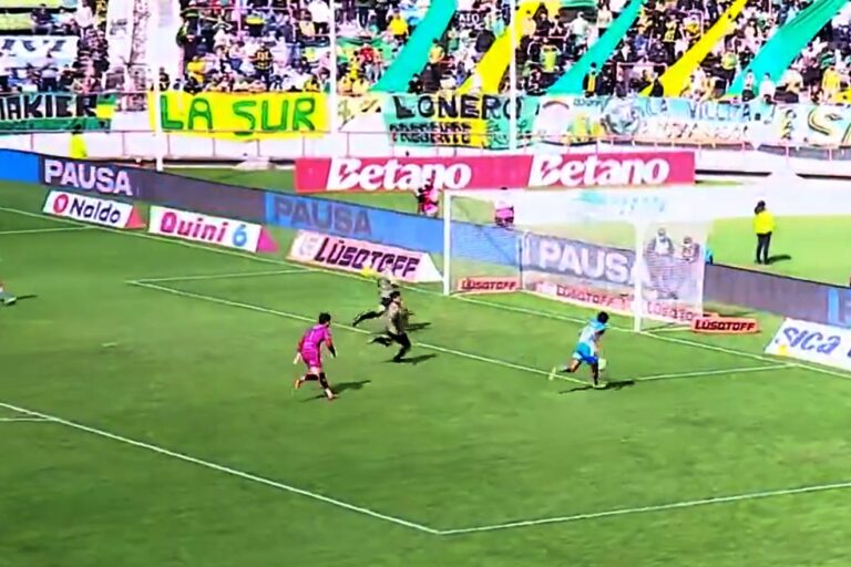 Jugadores de Aldosivi y Estudiantes de Río Cuarto durante el partido en el estadio de Mar del Plata.