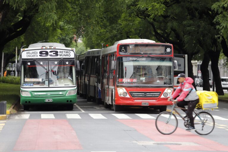 Representantes de empresas de transporte de colectivos en reunión de trabajo