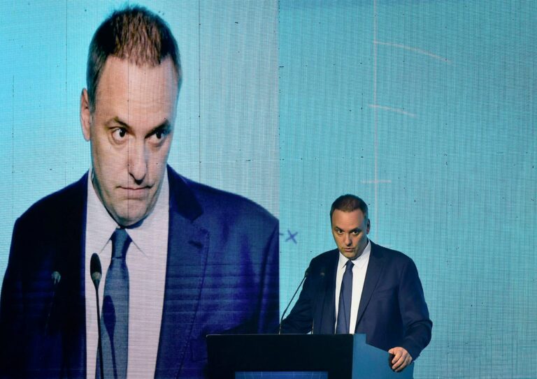 Gráfico de encuesta sobre la percepción pública del jefe de Gabinete Manuel Adorni