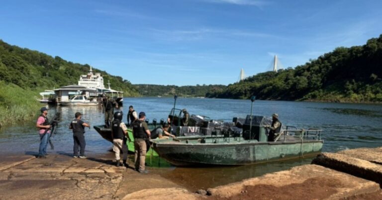 Operativo de la Prefectura Naval Argentina en el río Paraná, zona de Puerto Iguazú, Misiones.