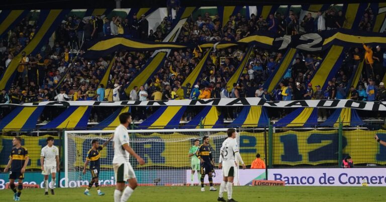 Hinchas visitantes en un estadio de fútbol argentino