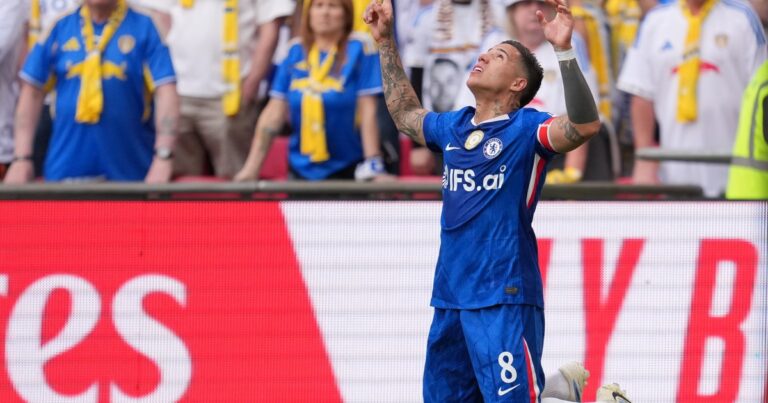 Enzo Fernández festeja su gol en la semifinal de la FA Cup
