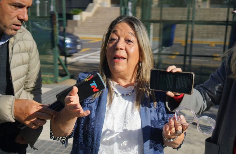 Adriana Nechevenko, escribana de las operaciones de Manuel Adorni, sale de los tribunales.