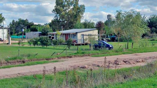 Vivienda rural abandonada en un paisaje argentino, simbolizando la crisis habitacional y de infraestructura en el campo.