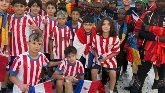 Evangelina Bernárdez, fundadora del Real Elite Football Club, en una cancha de fútbol en Paraguay.