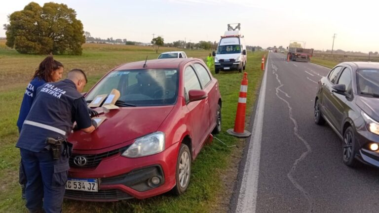 Ruta nacional 205, escena de accidente vial con presencia policial.