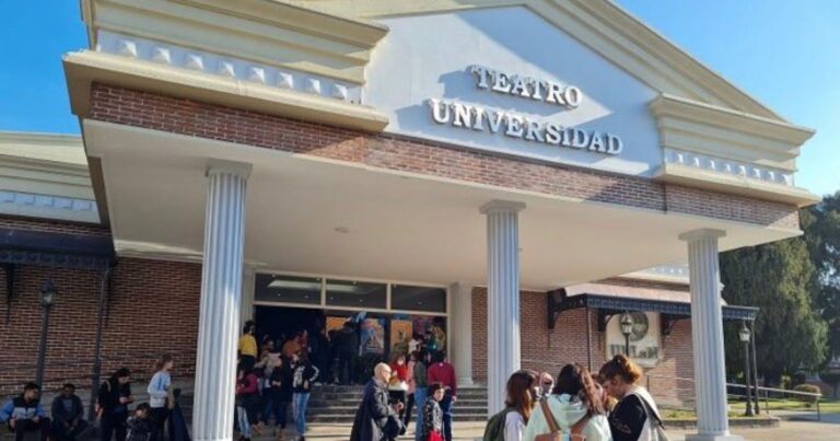 Público participando en una charla científica en el Teatro de la Universidad Nacional de La Matanza.