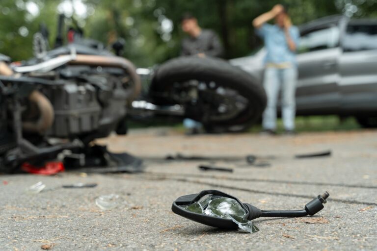 Motociclista circulando en una calle urbana con señalización vial