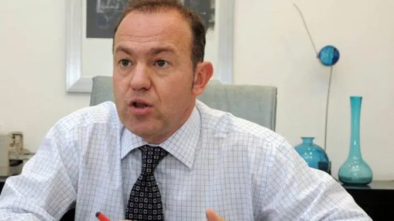Fiscal Pedro Simón en su despacho o imagen referencial de documentos judiciales.