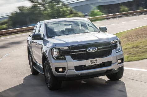 Nueva Ford Ranger Black 4x2 AT, vista frontal en color Plata Metalizado