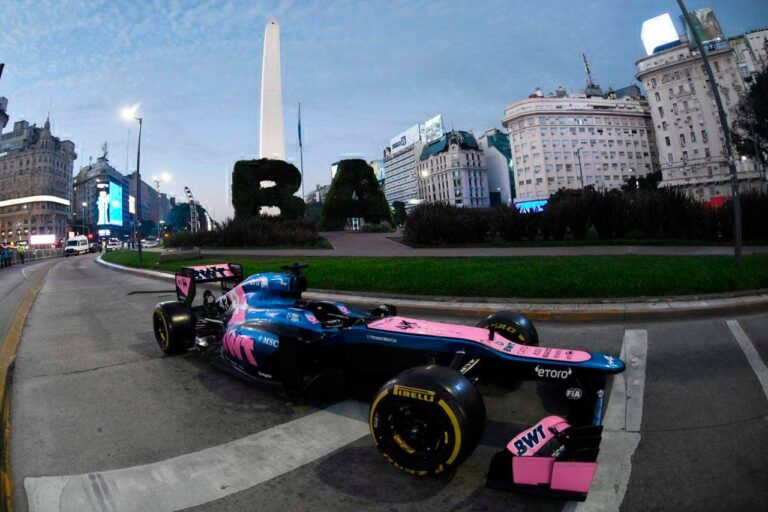 Franco Colapinto manejando un Lotus E20 de Fórmula 1 en las calles de Palermo