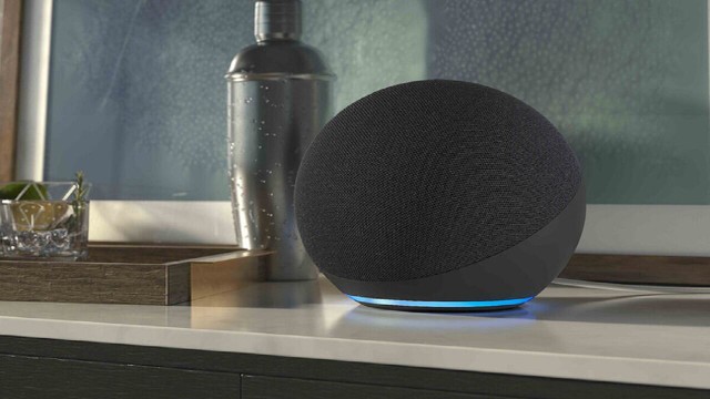 Dispositivo Amazon Echo con asistente de voz Alexa en un hogar