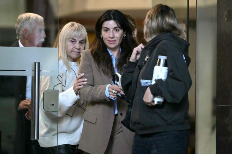Gianinna Maradona sale de los tribunales de San Isidro tras declarar en el juicio.