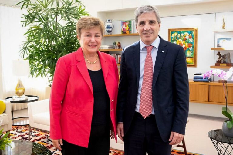 Luis Caputo, ministro de Economía, en una reunión de trabajo.