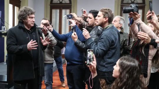Periodistas frente a la Casa Rosada con acceso bloqueado