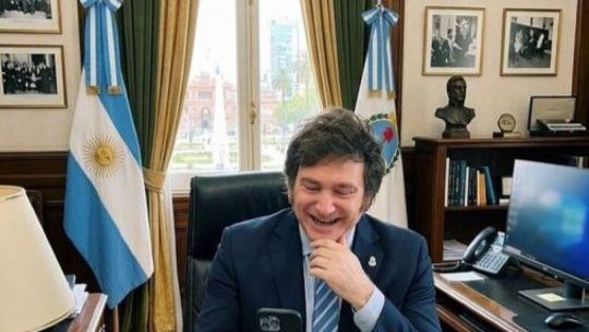 Fotograma del video donde se ve una figura que representa al Presidente Javier Milei en un campo de juego digital, esquivando obstáculos con etiquetas de problemas económicos.
